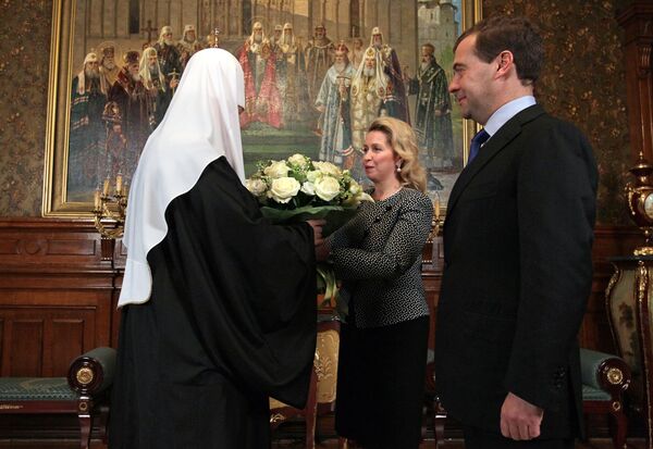 Medvédev y su esposa felicitan al patriarca ruso Kiril con motivo del 65 cumpleaños - Sputnik Mundo