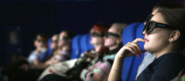 La gente ve una película en cine - Sputnik Mundo