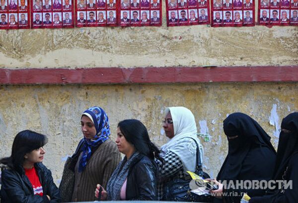 Colas para entrar en colegios electorales en El Cairo - Sputnik Mundo