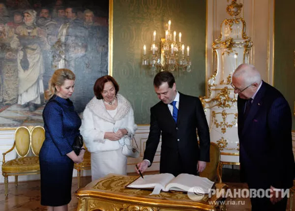 El presidente y la primera dama de Rusia visitan la República Checa El presidente y la primera dama de Rusia visitan la República Checa - Sputnik Mundo