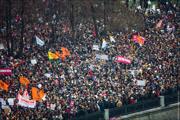 Mitin multitudinario dmitin multitudinario de los descontentos con los resultados de las recientes elecciones parlamentarias - Sputnik Mundo