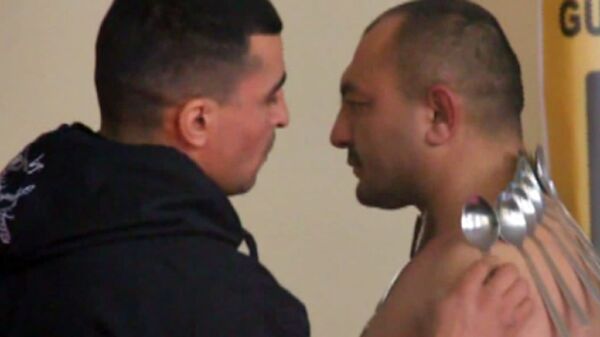 Hombre imán de Georgia retiene 50 cucharas y capó de un automóvil - Sputnik Mundo