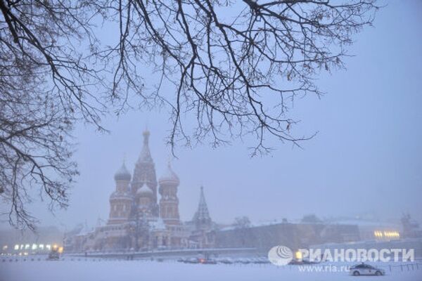 El invierno llega a Moscú con intensas nevadas - Sputnik Mundo