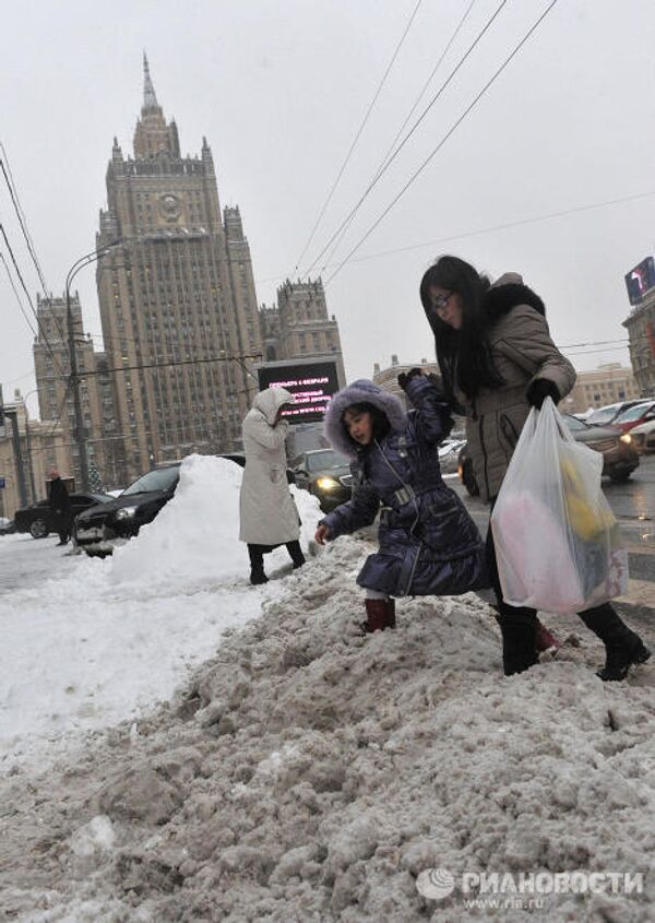El invierno llega a Moscú con intensas nevadas - Sputnik Mundo