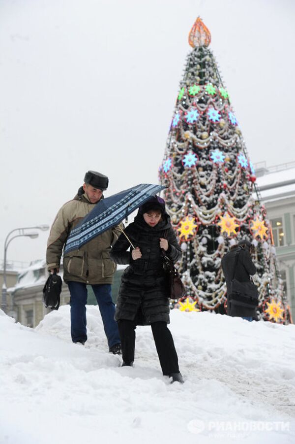 El invierno llega a Moscú con intensas nevadas - Sputnik Mundo