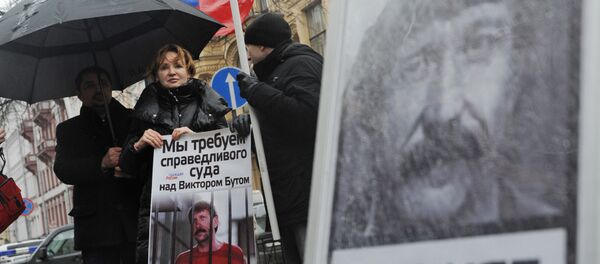 Супруга Виктора Бута участвует в пикетировании консульства США в Санкт-Петербурге - Sputnik Mundo