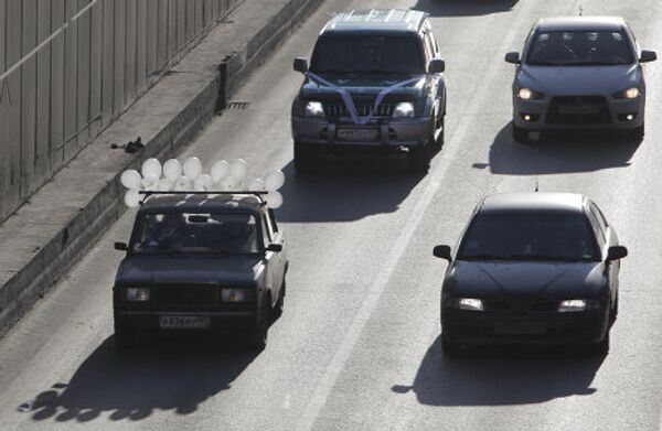 Conductores de Moscú celebran una marcha automovilística “Por unas elecciones limpias” - Sputnik Mundo