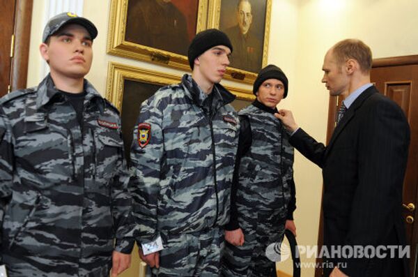 La Policía de Rusia estrena nuevo uniforme La Policía de Rusia estrena nuevo uniforme - Sputnik Mundo