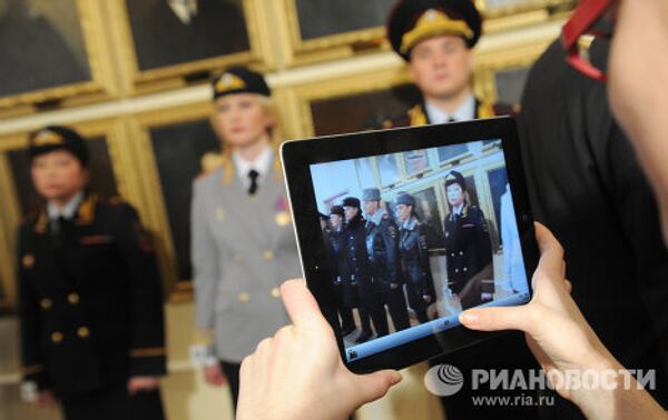 La Policía de Rusia estrena nuevo uniforme La Policía de Rusia estrena nuevo uniforme - Sputnik Mundo