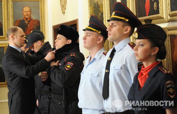 La Policía de Rusia estrena nuevo uniforme La Policía de Rusia estrena nuevo uniforme - Sputnik Mundo