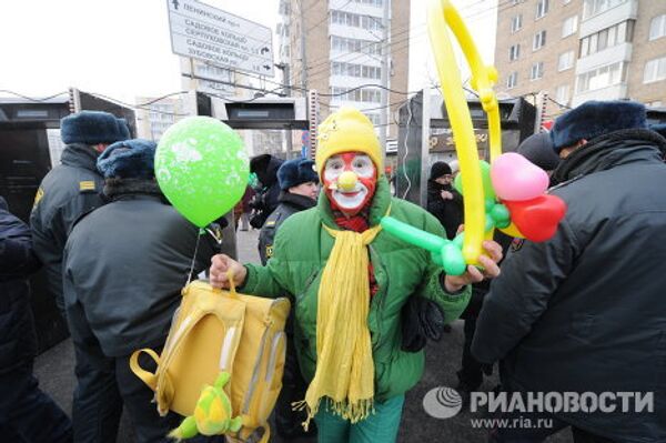 Un toque de carnaval en las manifestaciones de Moscú - Sputnik Mundo