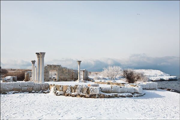 La nieve cubre las ruinas de Quersoneso Táurico, antigua colonia griega en Crimea - Sputnik Mundo
