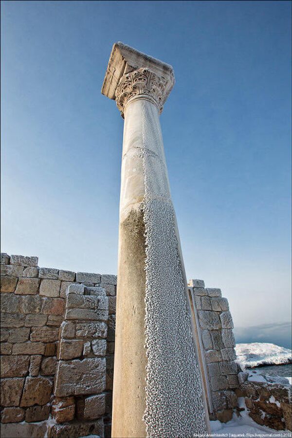 La nieve cubre las ruinas de Quersoneso Táurico, antigua colonia griega en Crimea - Sputnik Mundo