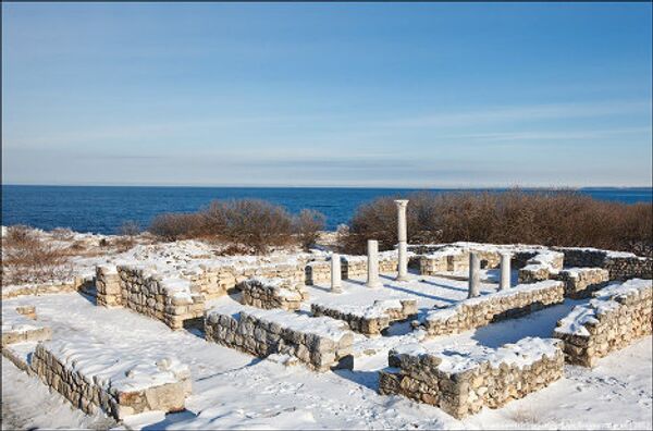 La nieve cubre las ruinas de Quersoneso Táurico, antigua colonia griega en Crimea - Sputnik Mundo