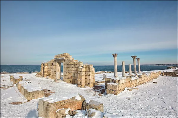 La nieve cubre las ruinas de Quersoneso Táurico, antigua colonia griega en Crimea - Sputnik Mundo