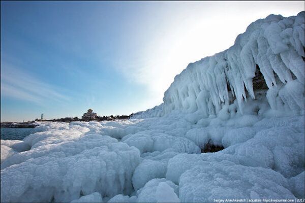 La nieve cubre las ruinas de Quersoneso Táurico, antigua colonia griega en Crimea - Sputnik Mundo