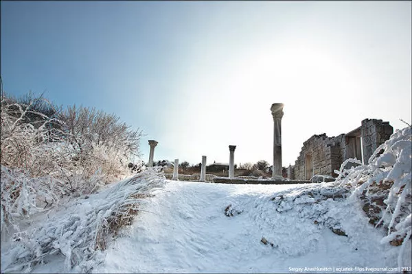 La nieve cubre las ruinas de Quersoneso Táurico, antigua colonia griega en Crimea - Sputnik Mundo