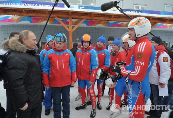 Vladímir Putin se lanza en trineo por una pista de bobsleigh - Sputnik Mundo