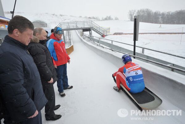 Vladímir Putin se lanza en trineo por una pista de bobsleigh - Sputnik Mundo