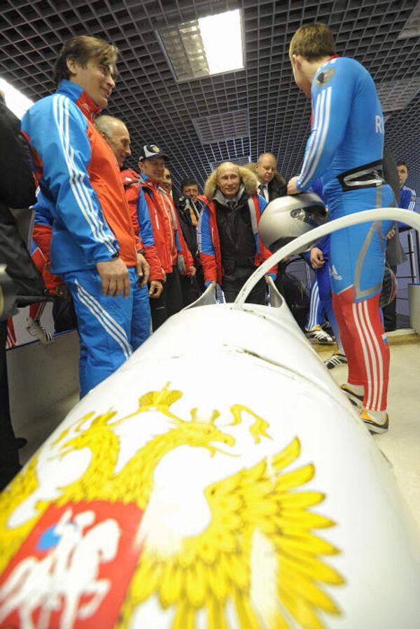 Vladímir Putin se lanza en trineo por una pista de bobsleigh - Sputnik Mundo