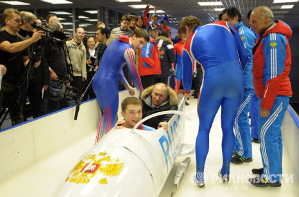 Vladímir Putin se lanza en trineo por una pista de bobsleigh - Sputnik Mundo