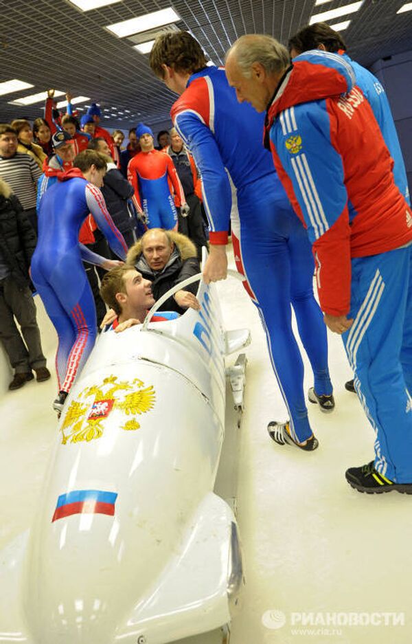 Vladímir Putin se lanza en trineo por una pista de bobsleigh - Sputnik Mundo