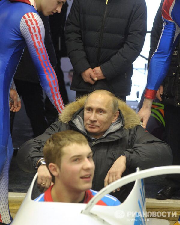 Vladímir Putin se lanza en trineo por una pista de bobsleigh - Sputnik Mundo