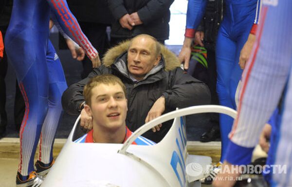 Vladímir Putin se lanza en trineo por una pista de bobsleigh - Sputnik Mundo