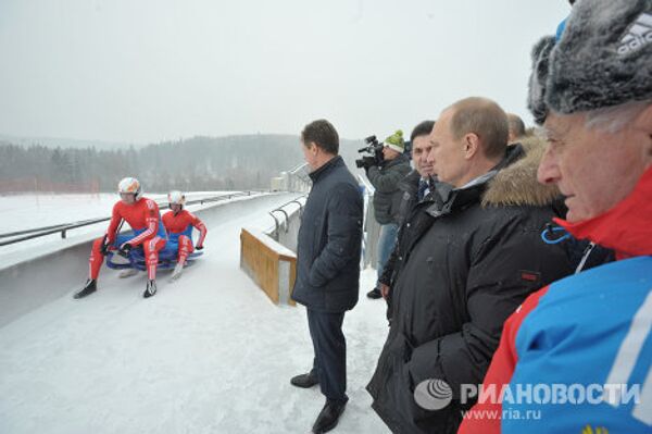 Vladímir Putin se lanza en trineo por una pista de bobsleigh - Sputnik Mundo