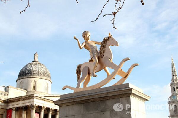 La plaza londinense de Trafalgar luce una nueva escultura - Sputnik Mundo