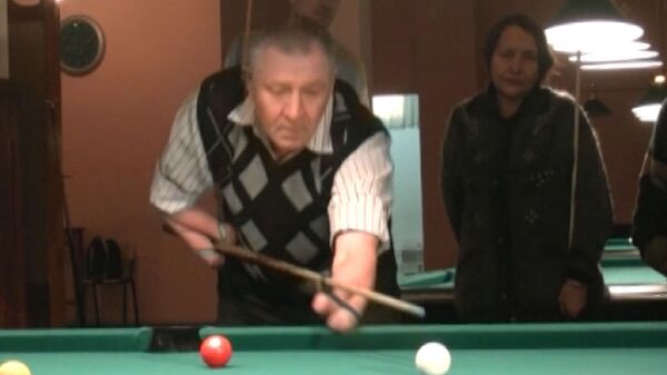 Soldado manco juega al billar y sueña con saltar en paracaídas - Sputnik Mundo