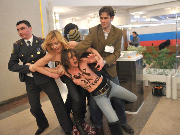 Feministas protagonizan protesta en colegio electoral donde votó Putin Feministas protagonizan protesta en colegio electoral donde votó Putin - Sputnik Mundo