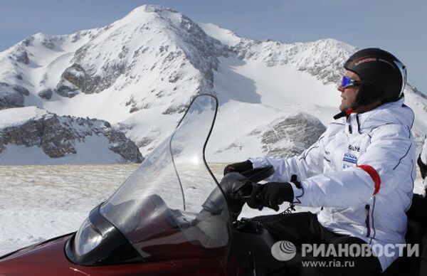 El presidente Medvédev ensaya una pista de esquí en el Cáucaso del Norte - Sputnik Mundo