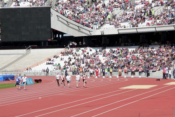 Carreras de caridad en el estadio olímpico de Londres - Sputnik Mundo