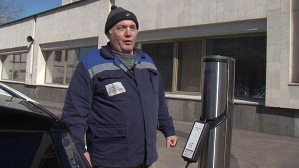 Moscú estrena estaciones de carga para vehículos eléctricos - Sputnik Mundo