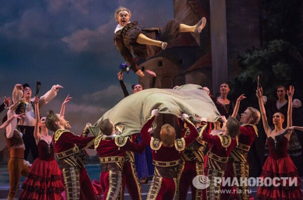 Pasiones españolas en el Teatro Mijáilovski y solistas que se evadieron del Bolshoi - Sputnik Mundo