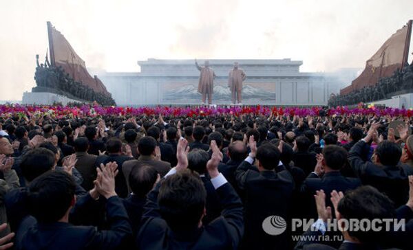 Júbilo en Pyongyang con motivo de inauguración de monumento a Kim Jong-il - Sputnik Mundo