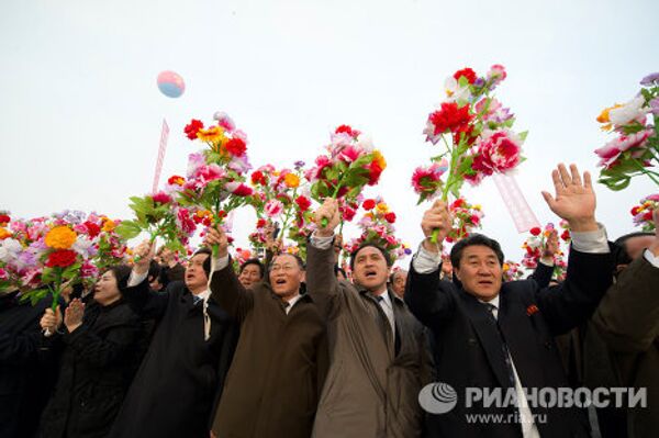 Júbilo en Pyongyang con motivo de inauguración de monumento a Kim Jong-il - Sputnik Mundo