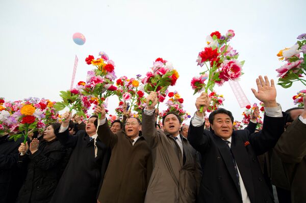 Júbilo en Pyongyang con motivo de inauguración de monumento a Kim Jong-il - Sputnik Mundo