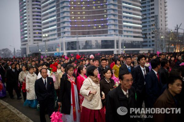 Júbilo en Pyongyang con motivo de inauguración de monumento a Kim Jong-il - Sputnik Mundo