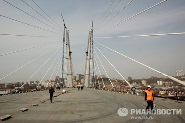 Rusia construye uno de los puentes colgantes más grandes del mundo - Sputnik Mundo