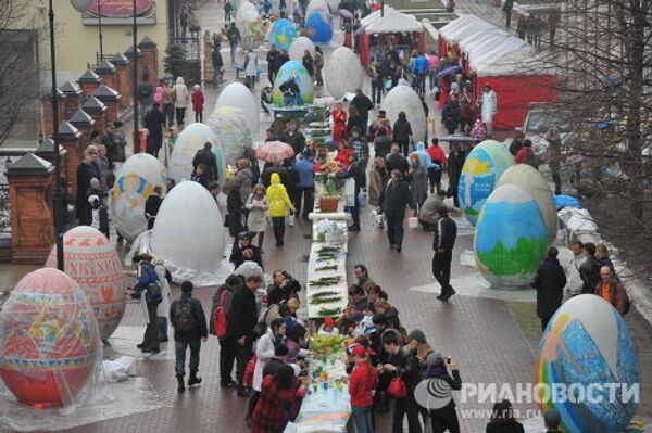 Cincuenta huevos pascuales gigantes creados durante el festival “Arte vivo” - Sputnik Mundo