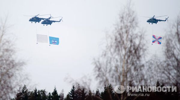 Pilotos de helicópteros ensayan para el próximo Desfile del Día de la Victoria  - Sputnik Mundo