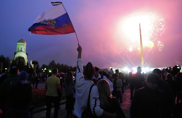 Fuegos artificiales con motivo del Día de la Victoria en la Gran Guerra Patria - Sputnik Mundo