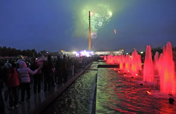 Fuegos artificiales con motivo del Día de la Victoria en la Gran Guerra Patria Fuegos artificiales con motivo del Día de la Victoria en la Gran Guerra Patria - Sputnik Mundo