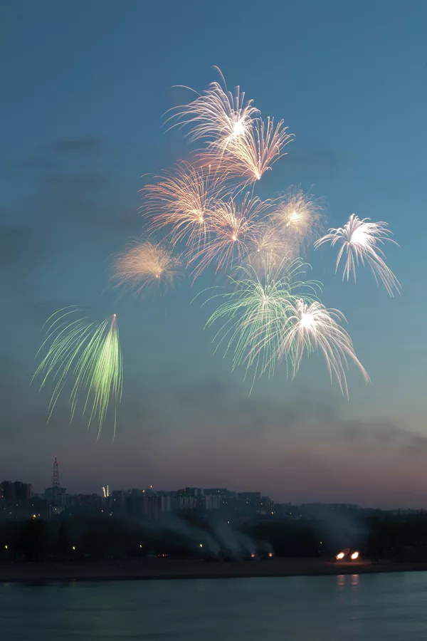 Fuegos artificiales con motivo del Día de la Victoria en la Gran Guerra Patria Fuegos artificiales con motivo del Día de la Victoria en la Gran Guerra Patria - Sputnik Mundo