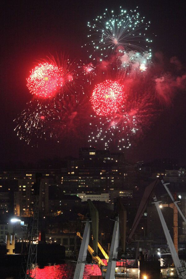 Fuegos artificiales con motivo del Día de la Victoria en la Gran Guerra Patria - Sputnik Mundo