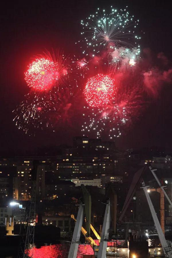 Fuegos artificiales con motivo del Día de la Victoria en la Gran Guerra Patria Fuegos artificiales con motivo del Día de la Victoria en la Gran Guerra Patria - Sputnik Mundo