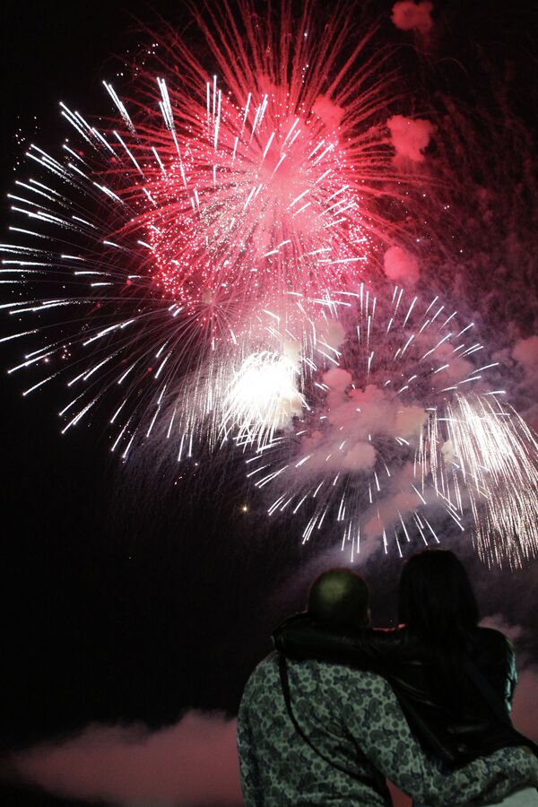 Fuegos artificiales con motivo del Día de la Victoria en la Gran Guerra Patria - Sputnik Mundo