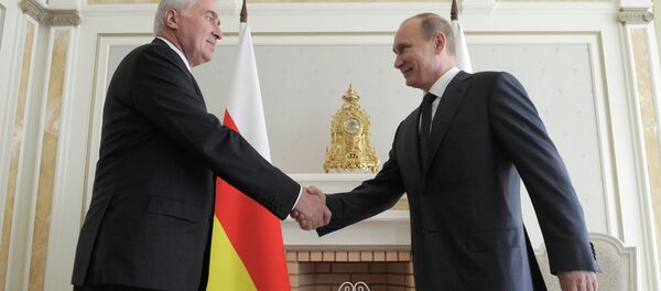 Presidente de Osetia del Sur, Leonid Tibílov, y presidente de Rusia, Vladímir Putin (archivo) - Sputnik Mundo